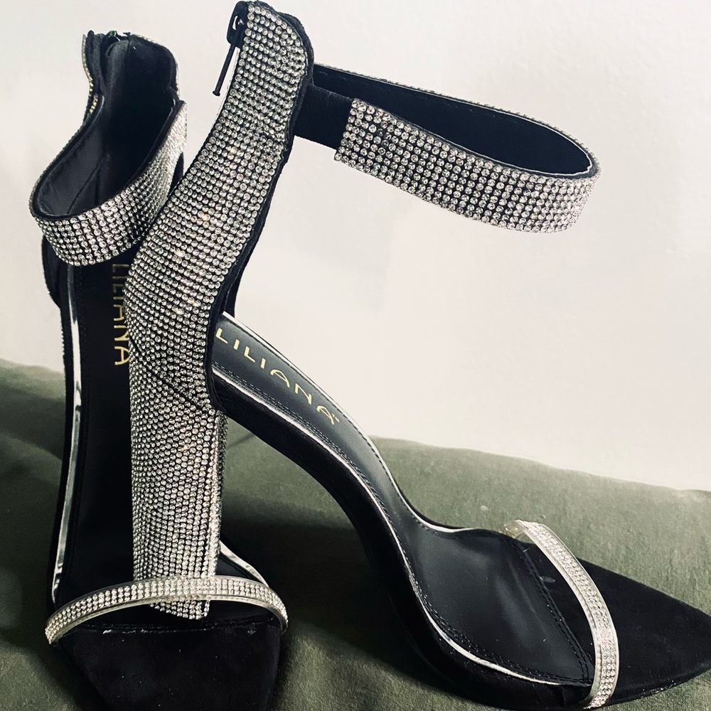 Liliana high heels size 8 (never been worn) excellent condition.